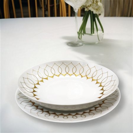 Servizio in porcellana di piatti e caffè per 12 persone modello Lotus, Marca ”Rosenthal” con corona “studio-linie” “GERMANY”Composto da 24 piatti piani , 12 piatti fondi, 12 piatti frutta, 2 piatti ov