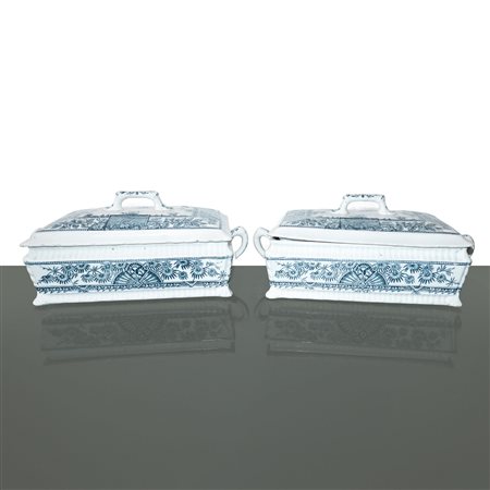 Alexandria  Germania Porcellana - Coppia di porta consommè con  coperchio con presa e manico in  porcellana decorata a motivi floreali