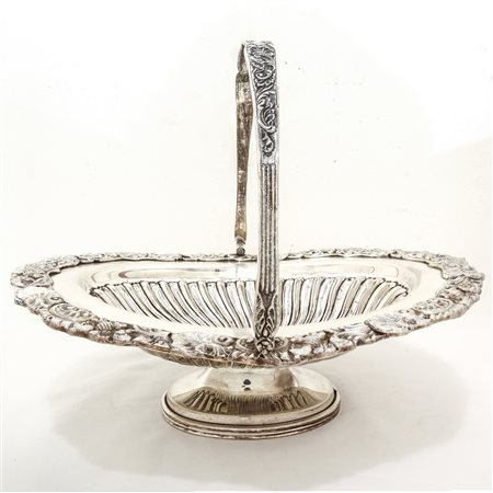 Portadolci in sheffield con bordo martellato decorato