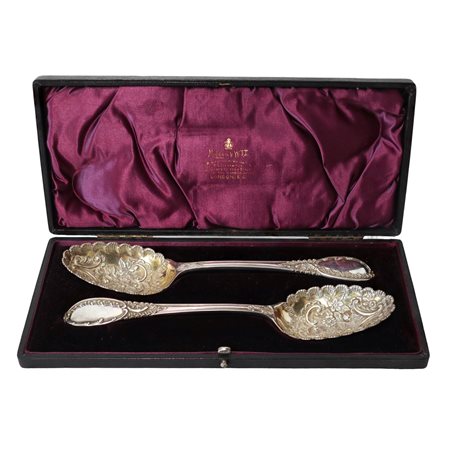 Mappin &  Webb - Coppia di cucchiai da portata vittoriani decorati a sbalzo in sheffield inglese