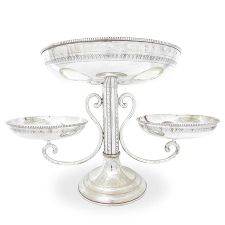 Alzatina con tre piatti in metallo argentato