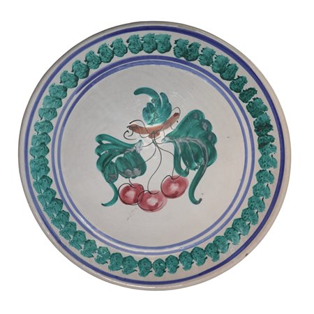 Grande piatto decorativo in ceramica di Caltagirone raffigurante ciliegie