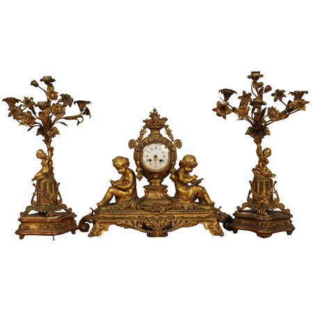 Trittico di orologio e due candelabri