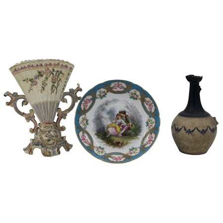 Lotto di un vaso, una bottiglia e una alzata