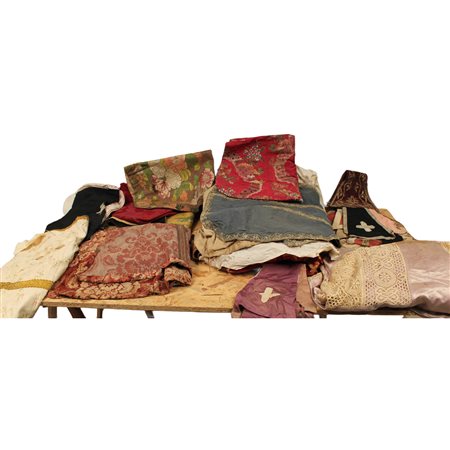 Lotto di stoffe e paramenti sacri