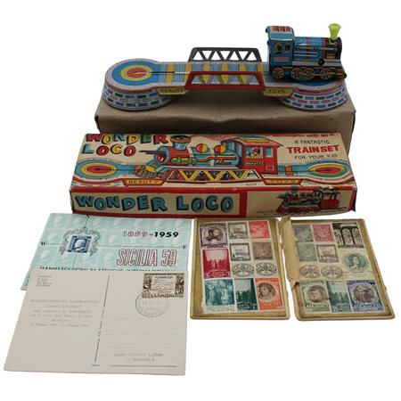 Lotto di un giocattolo e francobolli del Vaticano