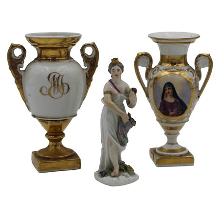 Lotto di due piccoli vasi e una statua