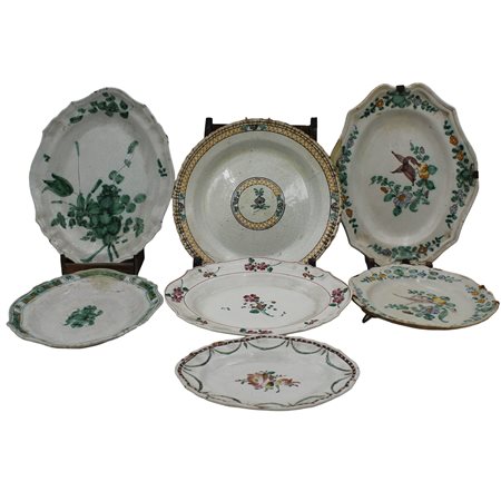 Sette vassoi e piatti