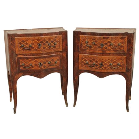Coppia di eleganti comodini a due cassetti