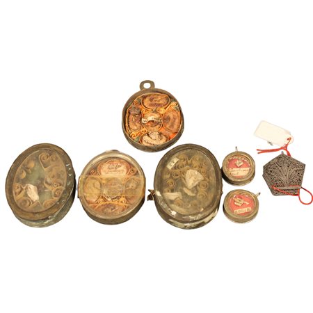 Lotto di reliquie ed una scatoletta