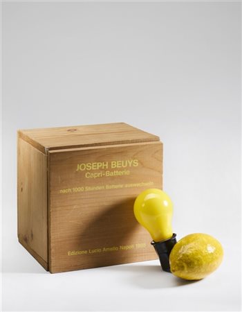 JOSEPH BEUYS "Capri-Batterie" 1985
lampadina, presa elettrica e limone (in scato
