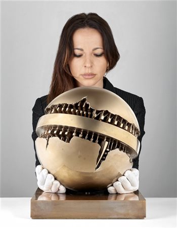 Arnaldo Pomodoro "Rotante" 2002
bronzo
diam. cm 30
Firmato, datato 2002 e numera