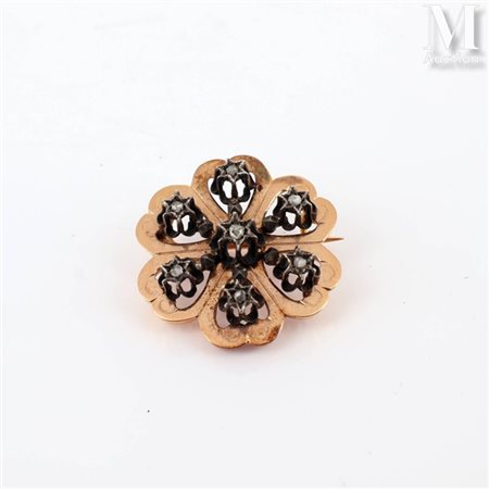 Broche rosace en or rose et gris 18k (750 millièmes) sertie de petits...