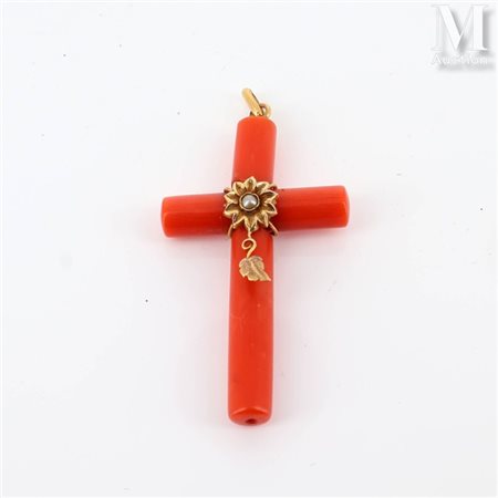 Pendentif figurant une croix latine en corail, appliquée de motifs végétaux...