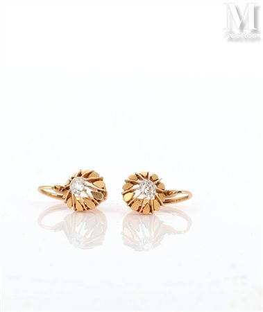 Paire de dormeuses en or jaune 18k (750 millièmes) serties d'un diamant...