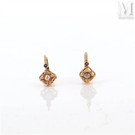 Paire de dormeuses en or jaune 18k (750 millièmes) à motif d'étoiles serties...