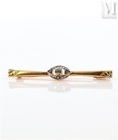 Broche de style Art Déco en or jaune et or gris 18k (750 millièmes) centrée...