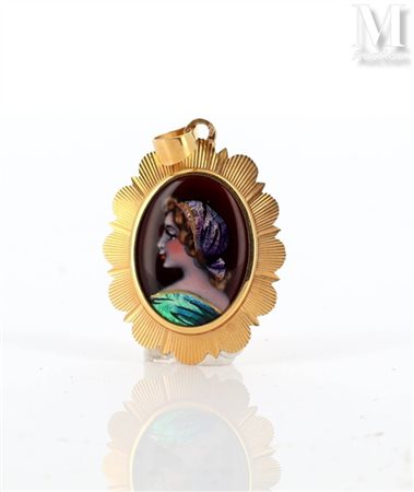 Pendentif en or jaune 18k (750 millièmes) serti d'un émail de Limoges...