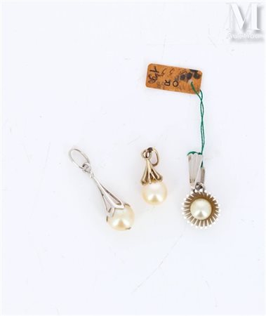 Ensemble de trois pendentifs en or blanc 18k (750 millièmes), chacun serti...