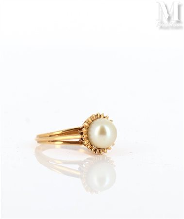 Bague en or jaune 18k (750 millièmes) sertie sur une monture en corolle d'une...