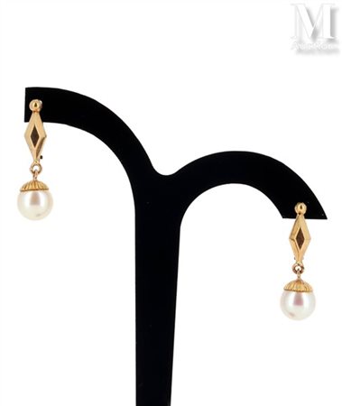 Paire de boucles d'oreilles en or jaune 18k (750 millièmes), l'attache...
