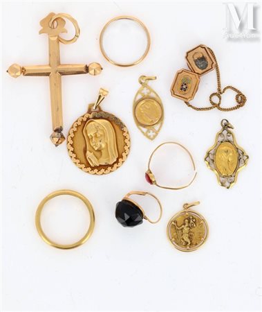 Lot Lot en or 18k (750 millièmes) des médailles religieuses, deux alliances,...