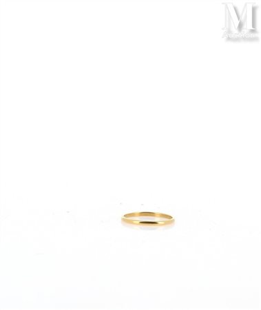 Deux alliances Deux alliances, respectivement en or jaune et or gris 18k (750...