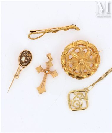 Lot Ensemble en or jaune 18k (750 millièmes) comprenant une broche rosace...