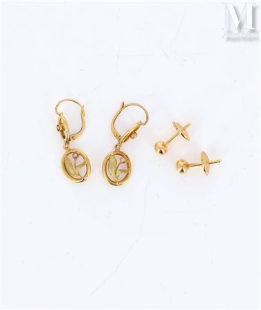 Deux paires de boucles d'oreilles Une paire de clous d'oreilles en or jaune...