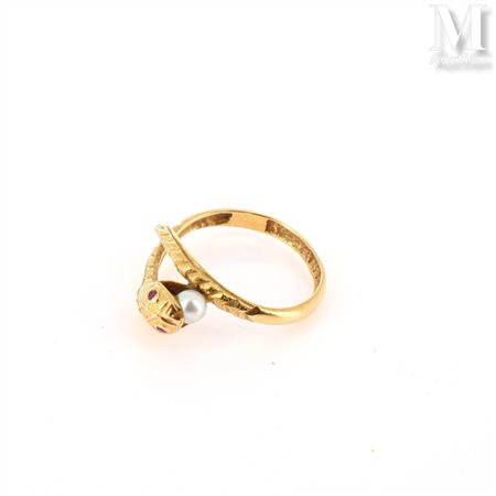Bague serpent Bague en or jaune 18k (750 millièmes) au corps figurant un...
