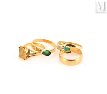 Lot Une alliance et trois bagues en or 18k (750 millièmes), l'une dans les...