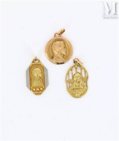 Médailles Ensemble de trois médailles religieuses en or jaune et or gris 18k...