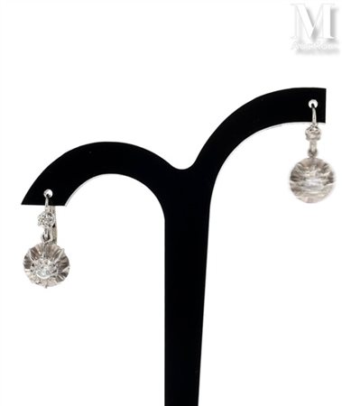 Paire de dormeuses Paire de dormeuses en or blanc 18k (750 millièmes),...