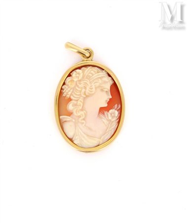 Broche Pendentif serti d'une camée coquille figurant une jeune femme en...