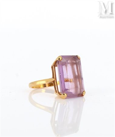 Bague améthyste Bague en or jaune 18k (750 millièmes) sertie d'une améthyste...