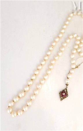 Collier formé de perles de culture Collier formé de perles de culture...