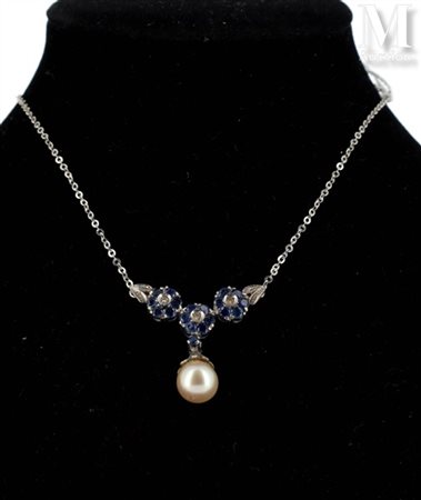 Collier fleurs Collier en or gris 18k (750 millièmes) formé d'une maille...