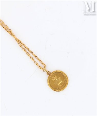 Chaîne et médaille "moins qu'hier plus que demain" Chaîne de cou en or jaune...