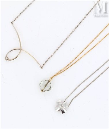 Trois colliers Ensemble de trois collier en or 18k (750 millièmes), l'un...