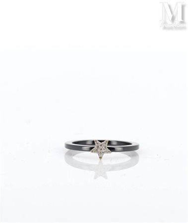 Bague céramique Bague formée d'un anneau en céramique noire surmonté d'une...
