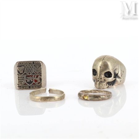 Bagues d'homme Lot comprenant deux bagues d'homme en argent (800 millièmes)...