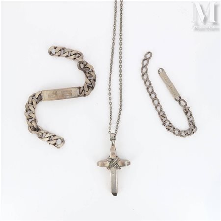 Bijoux d'homme Deux gourmettes, une chaîne, un pendentif croix latine en...