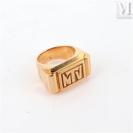 Chevalière Chevalière en or jaune 18k (750 millièmes) à décor gravé du...