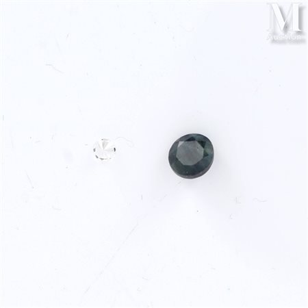 Saphir Un saphir rond 6.12 x 6.18 x 3.79mm environ. On y joint une petite...