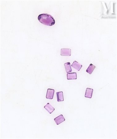 Lot d'améthystes Lot comprenant 10 améthystes rectangulaires et une améthyste...