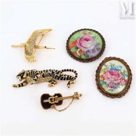 Lot de broches Ensemble de cinq broches en métal figurant respectivement une...