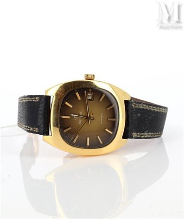 REVUE - Montre d'homme Vers 1970. Montre bracelet, boîtier tonneau en or...