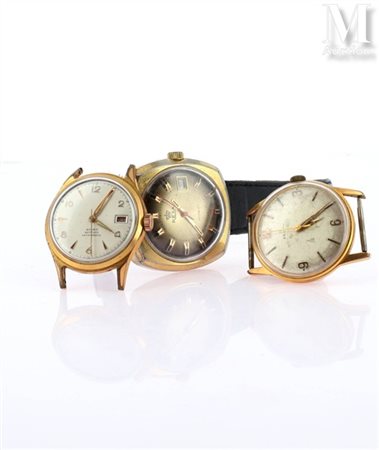 Trois montres Trois montres: - Une montre bracelet REXA. Cadran fond mordoré,...
