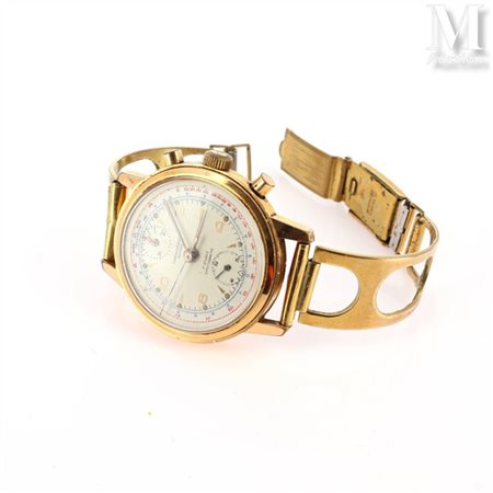 CHRONOGRAPHE SUISSE Montre chronographe en acier et plaqué or. Cadran fond...