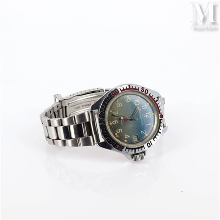 KOMANDIRSKIE Montre bracelet en acier, cadran fond nacré bleu, index chiffres...